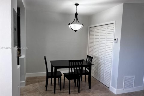 Condominio en venta en North Miami, Florida, 1 dormitorio, 67.35 m2 № 2004435 - foto 3