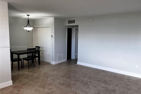 Condominio en venta en North Miami, Florida, 1 dormitorio, 67.35 m2 № 2004435 - foto 2