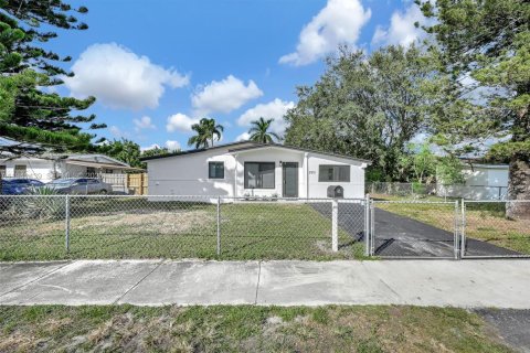Casa en venta en Miami Gardens, Florida, 4 dormitorios, 105.91 m2 № 1998606 - foto 30