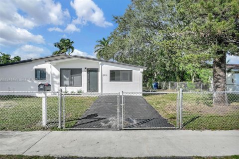 Casa en venta en Miami Gardens, Florida, 4 dormitorios, 105.91 m2 № 1998606 - foto 2