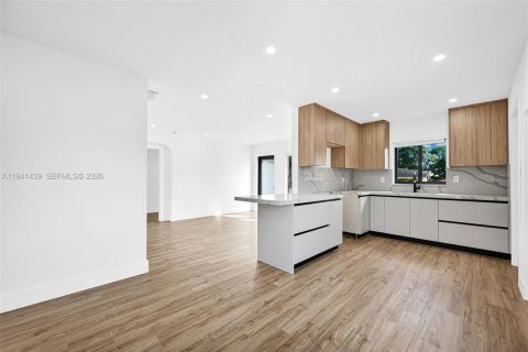 Casa en venta en Miami Gardens, Florida, 4 dormitorios, 105.91 m2 № 1998606 - foto 9