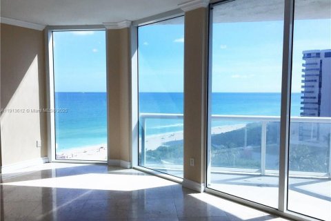Купить кондоминиум в Майами-Бич, Флорида 1 спальня, 75.99м2, № 1970255 - фото 1