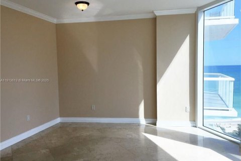 Купить кондоминиум в Майами-Бич, Флорида 1 спальня, 75.99м2, № 1970255 - фото 3