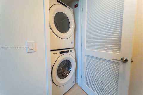 Condominio en venta en Miami, Florida, 1 dormitorio, 60.67 m2 № 1975944 - foto 10