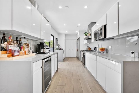 Casa en alquiler en Miami, Florida, 4 dormitorios, 238.29 m2 № 2067018 - foto 10