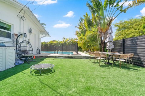 Casa en alquiler en Miami, Florida, 4 dormitorios, 238.29 m2 № 2067018 - foto 22