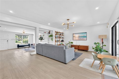 Casa en alquiler en Miami, Florida, 4 dormitorios, 238.29 m2 № 2067018 - foto 12