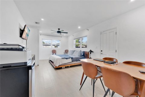 Casa en alquiler en Miami, Florida, 4 dormitorios, 238.29 m2 № 2067018 - foto 13