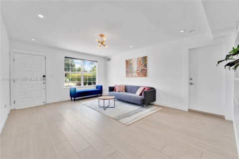 Casa en alquiler en Miami, Florida, 4 dormitorios, 238.29 m2 № 2067018 - foto 5