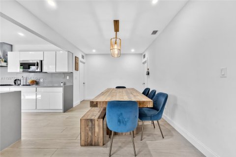 Casa en alquiler en Miami, Florida, 4 dormitorios, 238.29 m2 № 2067018 - foto 8