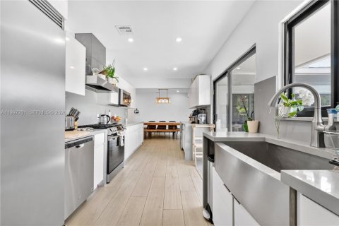 Casa en alquiler en Miami, Florida, 4 dormitorios, 238.29 m2 № 2067018 - foto 11