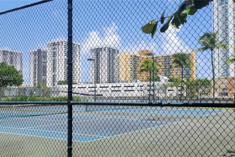 Condo in Hallandale Beach, Florida, 2 bedrooms  № 1852437 - photo 19