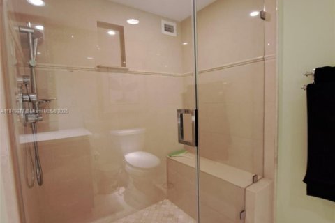 Condo in Hallandale Beach, Florida, 2 bedrooms  № 1852437 - photo 12
