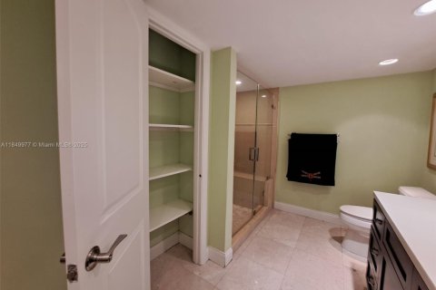 Condo in Hallandale Beach, Florida, 2 bedrooms  № 1852437 - photo 11