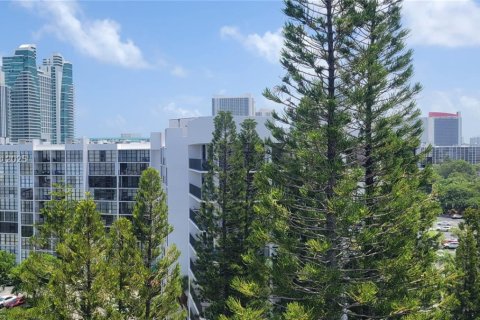 Condo in Hallandale Beach, Florida, 2 bedrooms  № 1852437 - photo 15