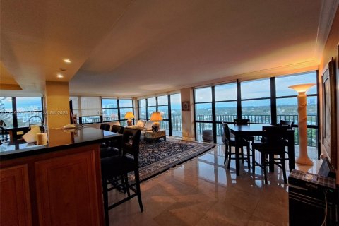 Condo in Hallandale Beach, Florida, 2 bedrooms  № 1852437 - photo 1