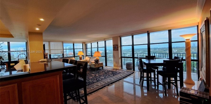 Condo in Hallandale Beach, Florida, 2 bedrooms  № 1852437