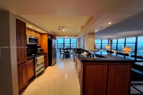 Condo in Hallandale Beach, Florida, 2 bedrooms  № 1852437 - photo 2
