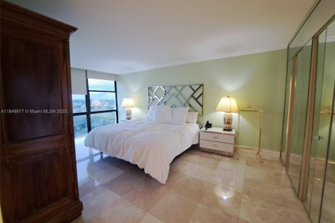 Condo in Hallandale Beach, Florida, 2 bedrooms  № 1852437 - photo 10
