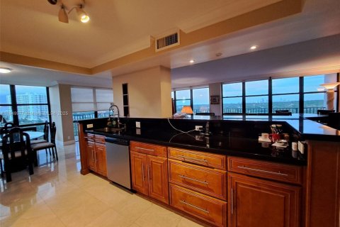 Condo in Hallandale Beach, Florida, 2 bedrooms  № 1852437 - photo 3