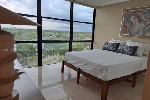 Condo in Hallandale Beach, Florida, 2 bedrooms  № 1852437 - photo 7