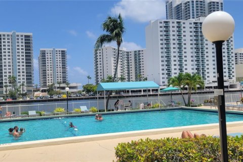 Condo in Hallandale Beach, Florida, 2 bedrooms  № 1852437 - photo 18