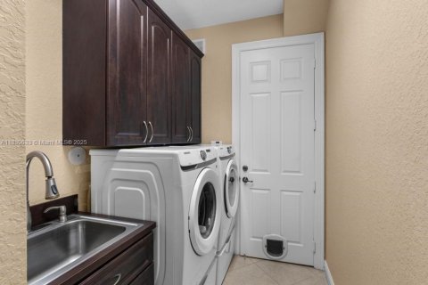 House in Miramar, Florida 5 bedrooms, 257.43 sq.m. № 1828332 - photo 21