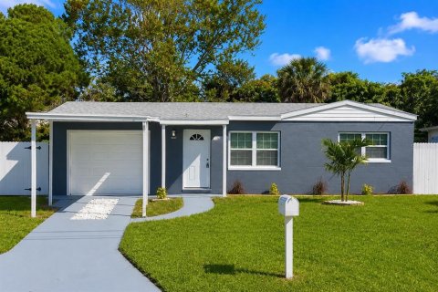 House in New Port Richey, Florida 2 bedrooms, 66.89 sq.m. № 2348065
