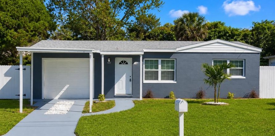 House in New Port Richey, Florida 2 bedrooms, 66.89 sq.m. № 2348065