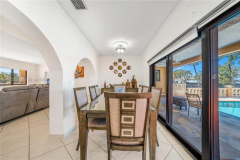 Casa en venta en Homestead, Florida, 6 dormitorios, 311.41 m2 № 2057631 - foto 13