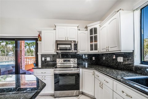 Casa en venta en Homestead, Florida, 6 dormitorios, 311.41 m2 № 2057631 - foto 14