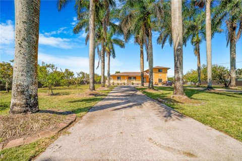 Casa en venta en Homestead, Florida, 6 dormitorios, 311.41 m2 № 2057631 - foto 3