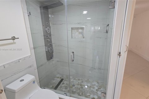 Снять в аренду кондоминиум в Майами, Флорида 2 спальни, 84.45м2, № 1921394 - фото 24