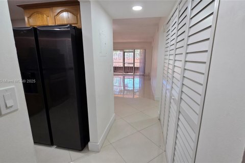 Снять в аренду кондоминиум в Майами, Флорида 2 спальни, 84.45м2, № 1921394 - фото 4