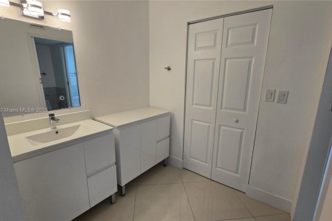 Снять в аренду кондоминиум в Майами, Флорида 2 спальни, 84.45м2, № 1921394 - фото 27