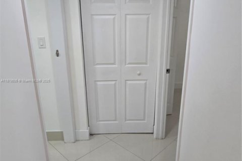 Снять в аренду кондоминиум в Майами, Флорида 2 спальни, 84.45м2, № 1921394 - фото 18