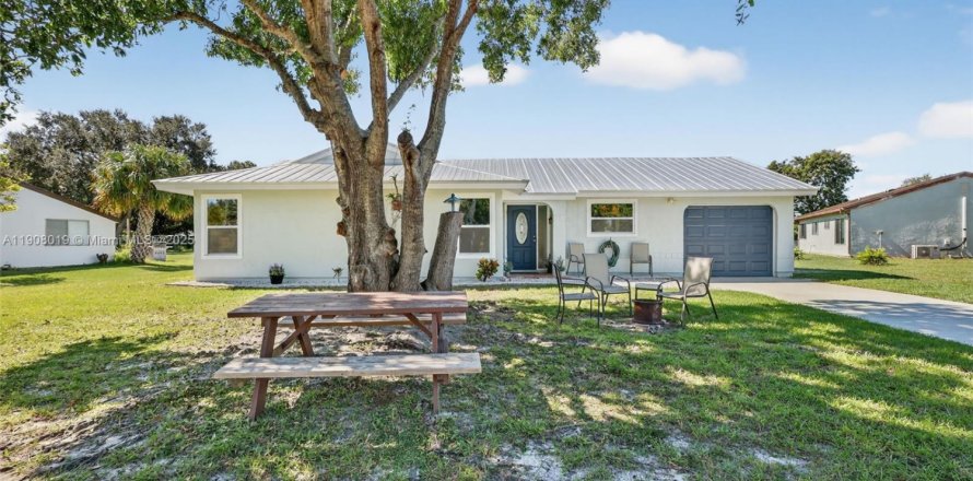 Casa en Port St. Lucie, Florida 3 dormitorios, 119.66 m2 № 1967102