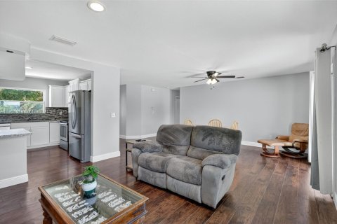 Casa en venta en Port St. Lucie, Florida, 3 dormitorios, 119.66 m2 № 1967102 - foto 10