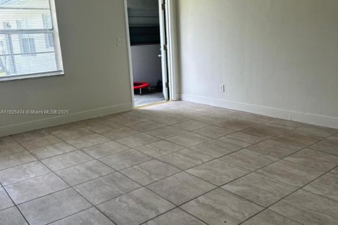 Снять в аренду виллу или дом в Вест-Парк, Флорида 2 спальни, 344.95м2, № 1814390 - фото 7