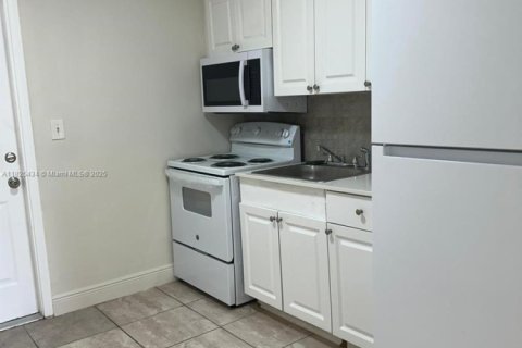 Снять в аренду виллу или дом в Вест-Парк, Флорида 2 спальни, 344.95м2, № 1814390 - фото 1