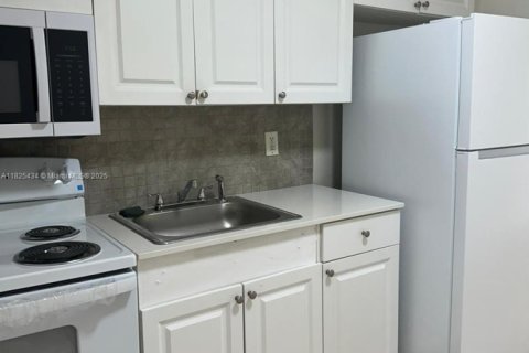 Снять в аренду виллу или дом в Вест-Парк, Флорида 2 спальни, 344.95м2, № 1814390 - фото 2