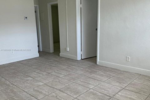 Снять в аренду виллу или дом в Вест-Парк, Флорида 2 спальни, 344.95м2, № 1814390 - фото 5