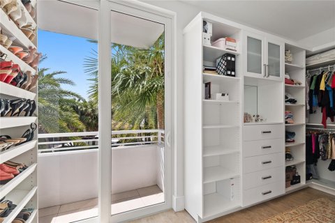 House in Fort Lauderdale, Florida 6 bedrooms, 723.52 sq.m. № 2246619 - photo 22