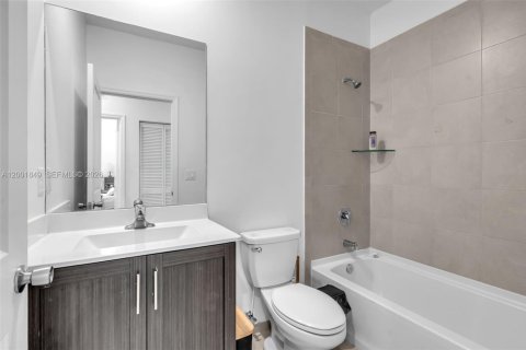 Купить таунхаус в Майами, Флорида 3 спальни, 137.96м2, № 2067684 - фото 15