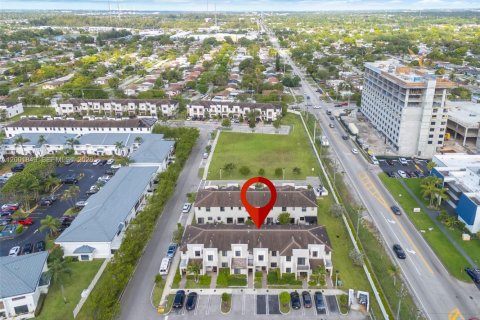 Купить таунхаус в Майами, Флорида 3 спальни, 137.96м2, № 2067684 - фото 22