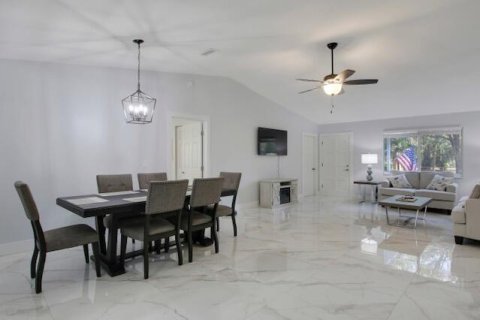 Снять в аренду виллу или дом в Палм-Бич-Гарденс, Флорида 3 спальни, 211.72м2, № 810627 - фото 1