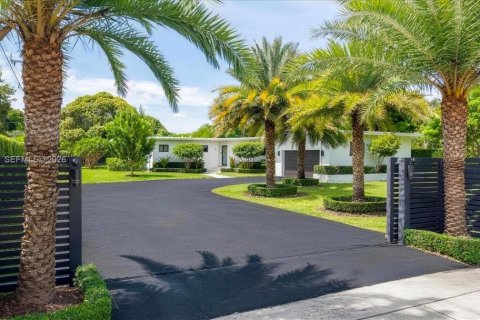 House in Miami, Florida 3 bedrooms, 147.81 sq.m. № 2339874
