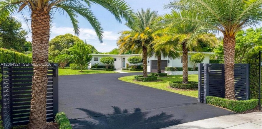 House in Miami, Florida 3 bedrooms, 147.81 sq.m. № 2339874