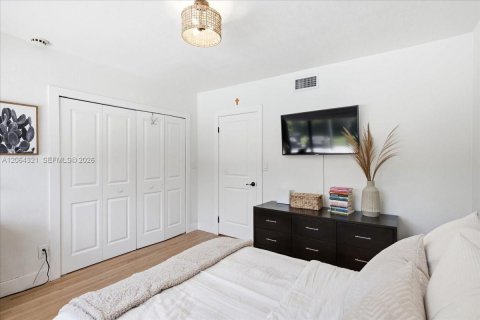 House in Miami, Florida 3 bedrooms, 147.81 sq.m. № 2339874 - photo 21
