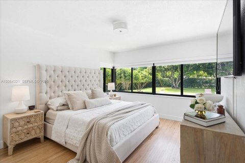House in Miami, Florida 3 bedrooms, 147.81 sq.m. № 2339874 - photo 24